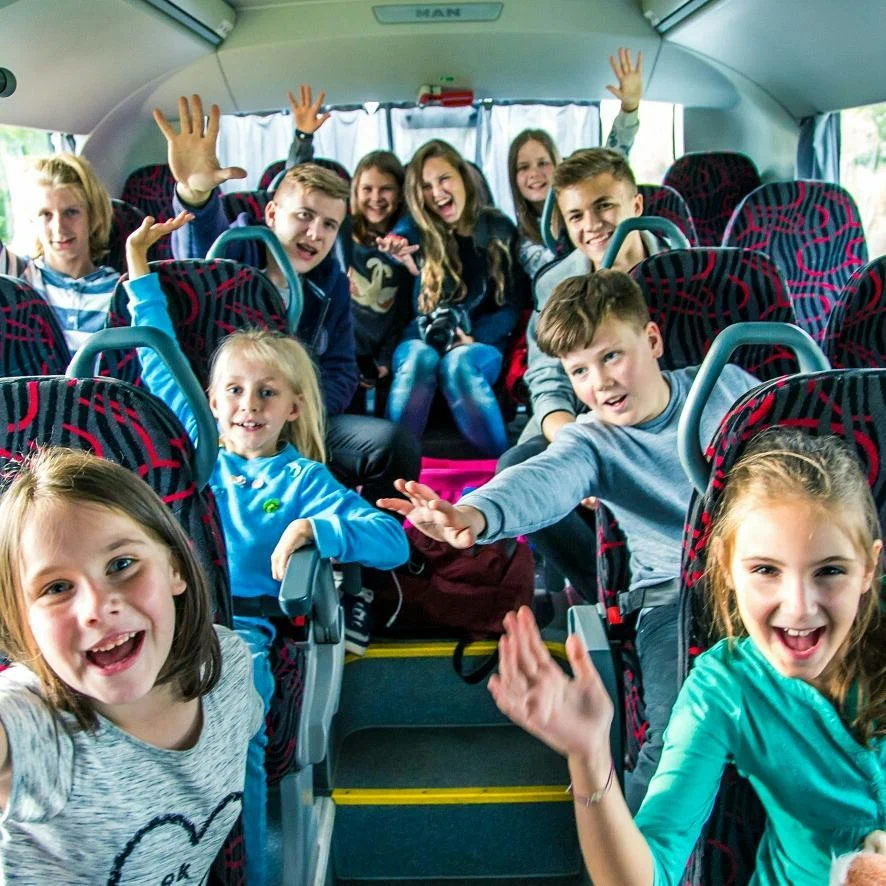 Школьные туры. Экскурсионный автобус для школьников. Автобус для экскурсии школьников. Групповые поездки для школьников. Автобусы для экскурсий московских школьников.
